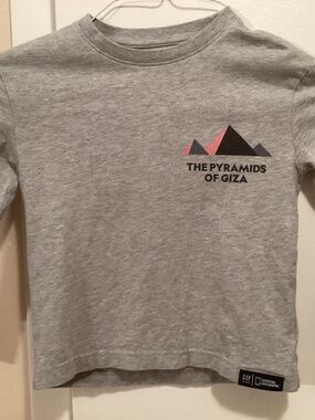 Gap National Geographic Pyramids of Giza t-shirt (Youth XS)